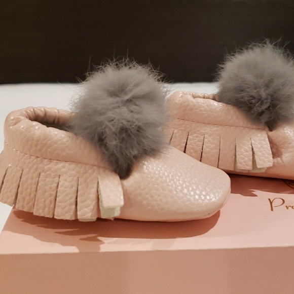 Pink baby shoes with grey faux fur pom pom - Picture 4 of 5